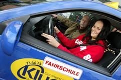 Die 17-jährige Verena Opitz beginnt bei Fahrlehrer Oliver Kluge (hinten) ihre Fahrstunde (Archivfoto). Ab dem 1. Januar ist auch in Sachsen-Anhalt der Führerschein mit 17 erlaubt. (Foto: dpa)