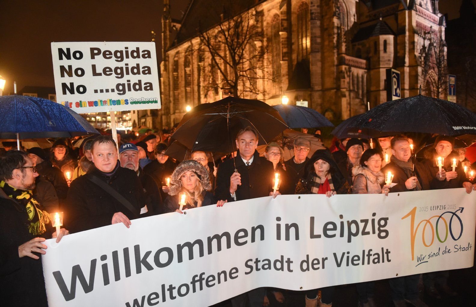 Leipzigs Oberbürgermeister Burkhard Jung (SPD - M) und weitere Gegner des islamkritischen Legida-Bündnisses demonstrieren am 11. Januar 2016 in Leipzig