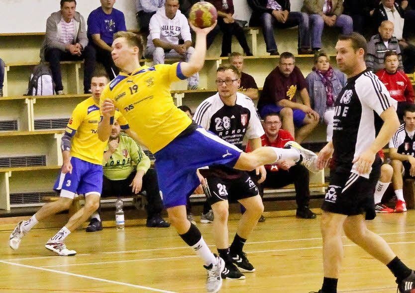 Nach 20 guten Minuten brachen die Männer des Weißenfelser HV (gelbe Trikots) im ersten echten Heimspiel der Saison gegen Spergau II ein.