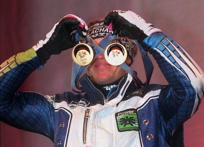 Der österreichische Skirennläufer Hermann Maier mit seinen zwei Goldmedaillen von den Olympischen Spielen in Nagano in Flachau/Salzburg. (FOTO: DPA)