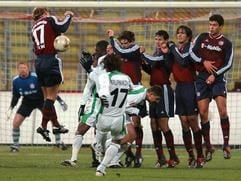 FC Bayern München - Hannover 96 am Mittwoch (06.11.2002) im Münchner Olympiastadion. Nebojsa Krupnikovic (M) von Hannover 96 schießt den Ball gegen die Spielermauer vor dem Tor des FC Bayern München. Von links stehen Thorsten Fink, Owen Hargreaves, Claudio Pizarro, Roque Santa Cruz, Michael Ballack, links beobachtet Bayern-Torwart Oliver Kahn.)