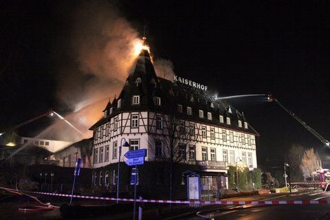 Das historische Hotel Kaiserhof in Porta Westfalica brennt am Mittwoch. (FOTO: DPA)
