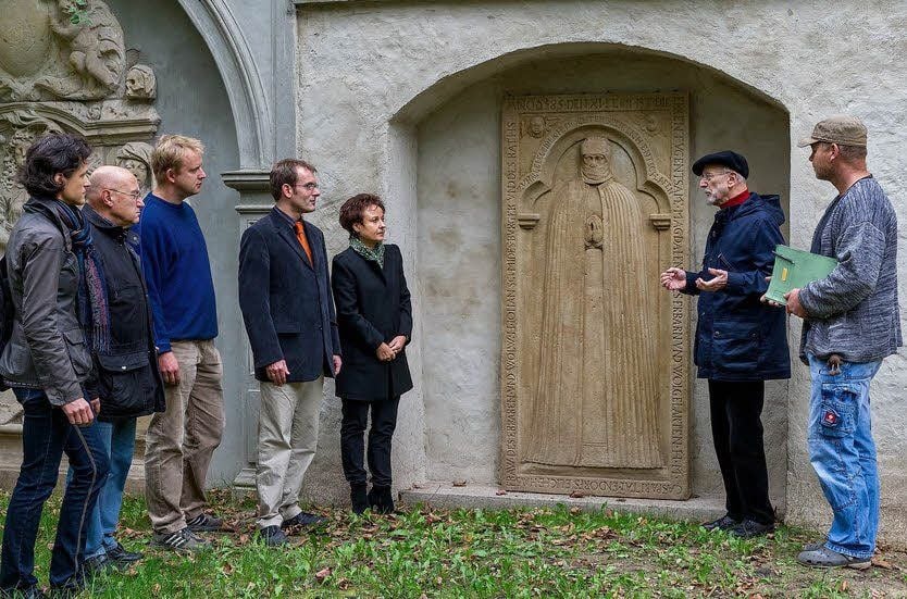 Die „Pestnonne“ steht wieder auf dem Merseburger Stadtfriedhof.