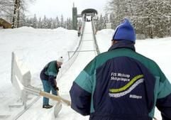 Ehrenamtliche Helfer des SC Willingen präparieren am Donnerstag (06.02.2003) die Anlaufspur der Mühlenkopfschanze im nordhessischen Willingen mit griffigem Altschnee. Im Vorfeld der beiden am kommenden Wochenende (08./09.02) stattfindenden Weltcup-Skispringen sind seit Tagen viele freiwillige Helfer im Einsatz. In den letzten Tagen sind starke Schneefälle nieder gegangen. Der Schnee liegt teilweise bis zu 90 Zentimeter hoch. (Foto: dpa)