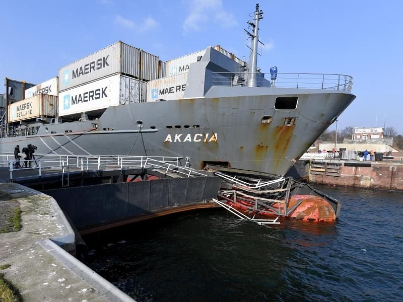 Die „Akacia” liegt nach der Kollision mit einem Schleusentor in Holtenau. Foto: Carsten Rehder