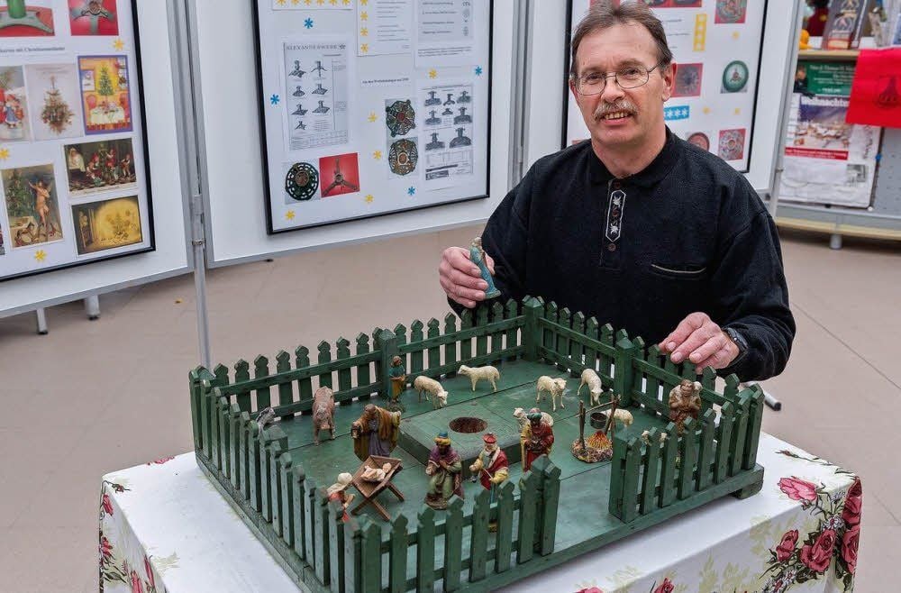 Thomas Jahn mit dem größten Christbaumständer - einem Gärtchen - in seiner Sammlung.