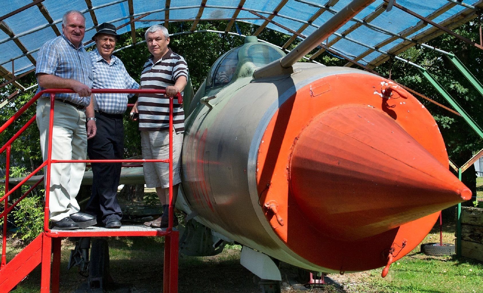 Der frühere Kosmonaut Viktor Afanasiev, Museumschef Dieter Schönau und Afanasievs Freund Valeri Schtschepjotkin (v.l.) schauen sich im Museum in Merseburg eine MiG 21 an.