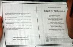 Die Todesanzeige der Familie Möllemann liest am Dienstag (10.06.2003) ein Mann in Düsseldorf. Jürgen Möllemann war am 05.06.2003 bei einem Fallschirmsprung ums Leben gekommen. (Foto: dpa)