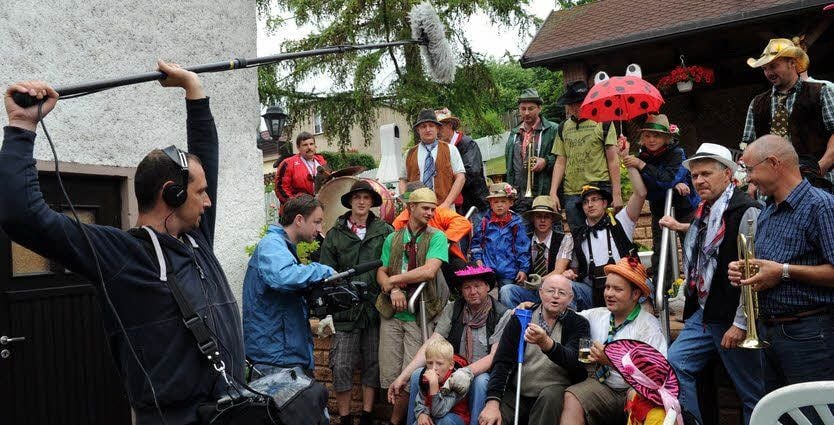 Mario Schneider (2. von links) beim Film-Dreh in Ahlsdorf.