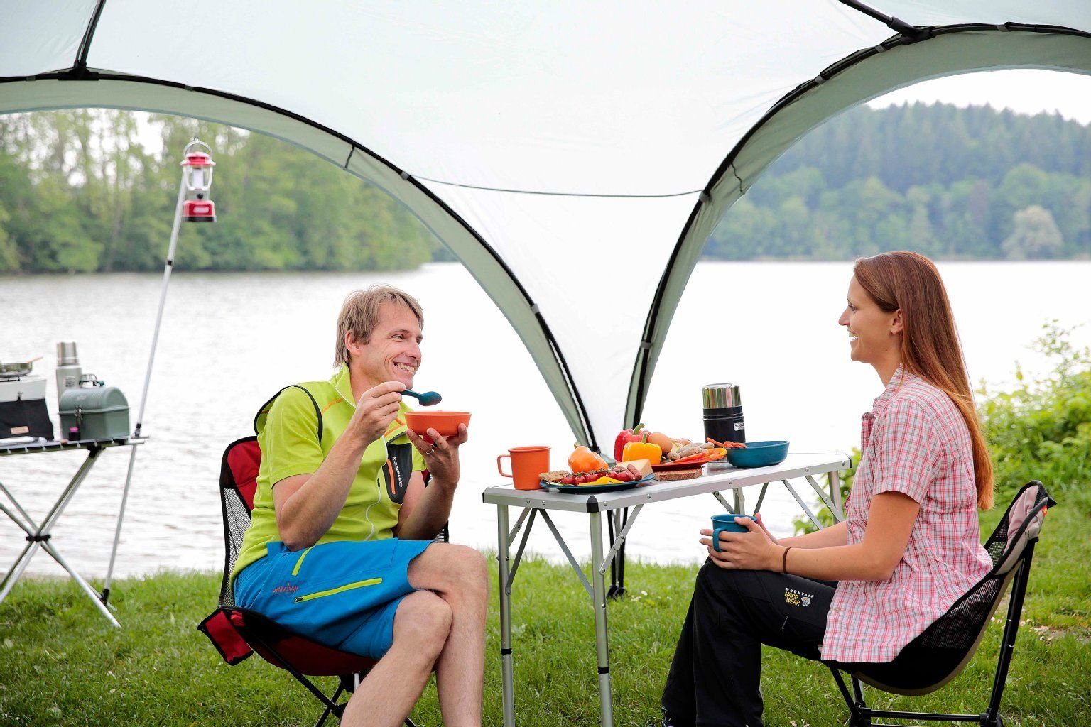 Beim Camping geht der Trend zu größeren Zelten und Vordächern.