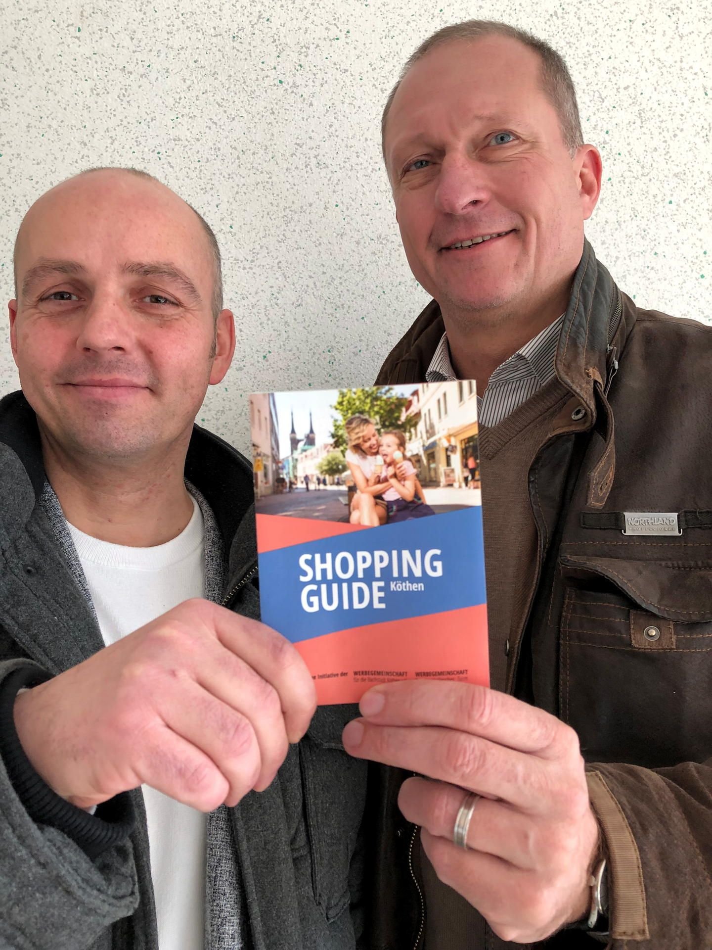 David Schwarz von der Werbegemeinschaft Bachstadt (li.) und Falk Hawig, Chef der Köthen Energie, mit „Guide“