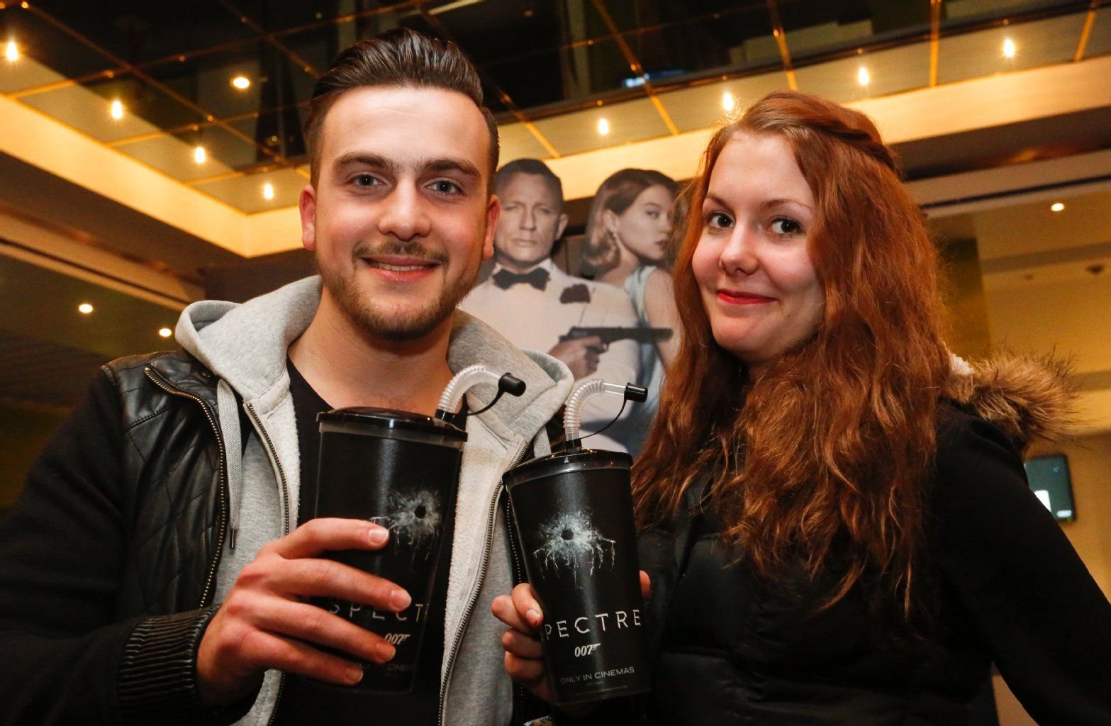 Meldan Hukeljic und Isabel Kampe sind am Mittwoch bei der Vorpremiere des neuen James-Bond-Films "Spectre" im Kino Cinemaxxin Halle dabei.