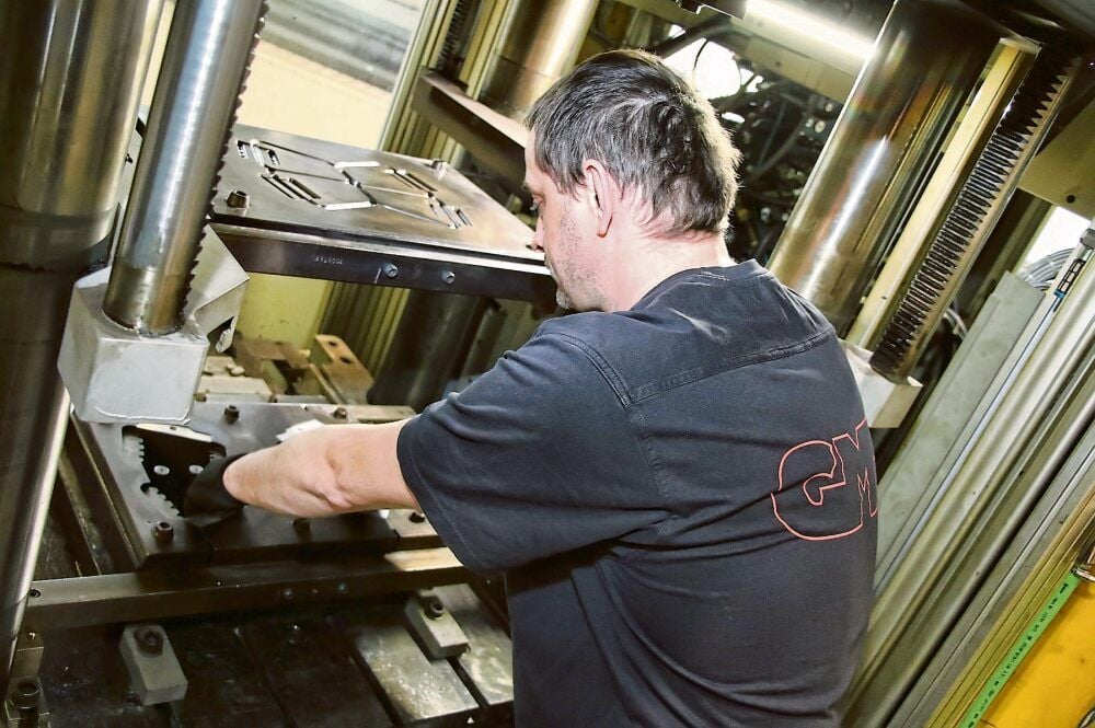 Gummi-Metall-Technik (GMT) GmbH in Sangerhausen: Dirk Naue beim Einrichten der Spritzgussanlage.