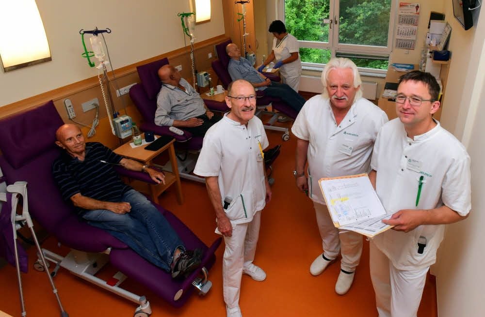 In einem der neuen Behandlungszimmer des ambulanten onkologischen Zentrums der Weißenfelser Asklepios-Klinik: die Chefärzte Hans-Jörg Scholz, Dieter Lampe und Thoralf Lange (von links).