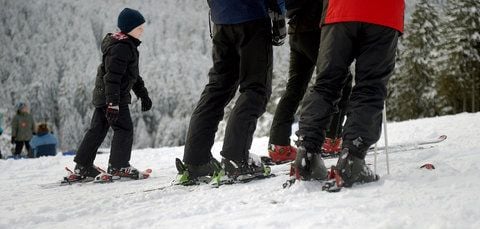 Zahlreiche Skifahrer nutzten den ersten Pistentag am 08.12.2012 in Torfhaus (FOTO: DPA)
