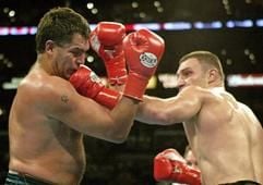 Der Ukrainer Vitali Klitschko (re.) landet mit der Linken einen Treffer am Kopf des Südafrikaners Corrie Sanders während der fünften Runde um den WM-Titel im Schwergewicht. (Foto: dpa)