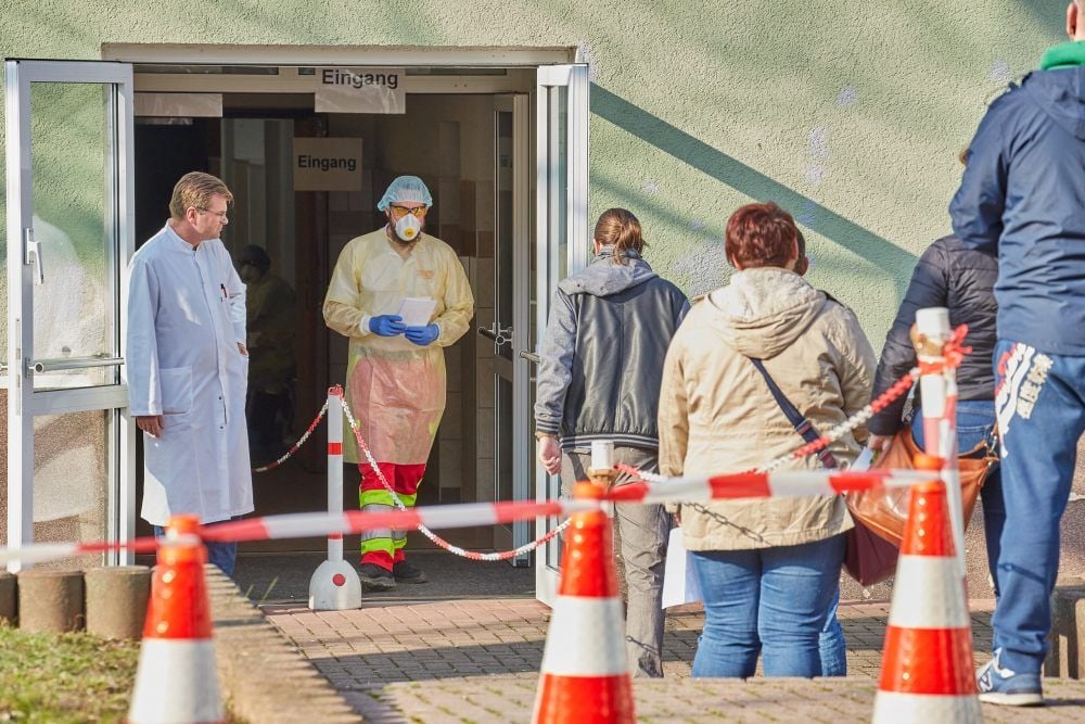 Bei der Eröffnung des Testzentrums in Bernburg herrscht großer Andrang. In der ersten Stunde ließen sich mehr als 100 Menschen testen.