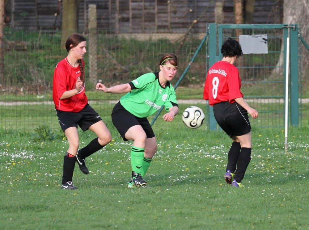 Heike Schümann (Mitte) gegen zwei Spielerinnen Bad Bibras.