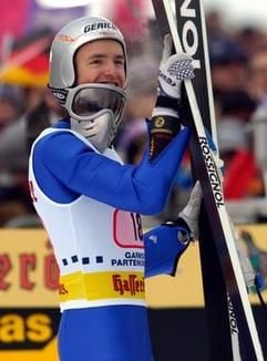 Georg Späth jubelt am Neujahrstag über sein gutes Ergebnis in Garmisch-Partenkirchen. (Foto: dpa)