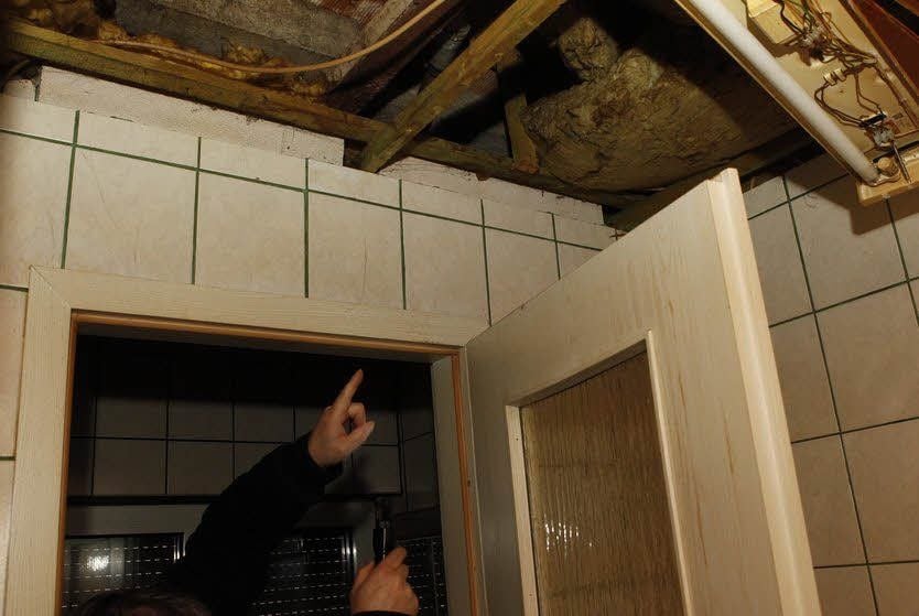 Durch die offene Decke tropft es.