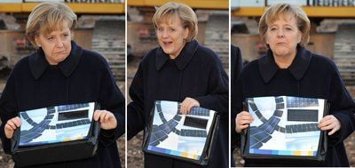 Die Kombo zeigt Bundeskanzlerin Angela Merkel nach der Grundsteinlegung für eine neue Fabrik des Erfurter Solarzellen-Herstellers ersol in Arnstadt mit einer Tasche, in der als Erinnerungsgeschenk eine Solarzelle eingearbeitet ist. (FOTO: DPA)