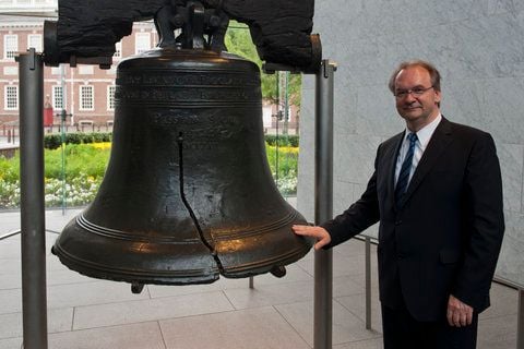 Sachsen-Anhalts Ministerpräsident Reiner Haseloff (CDU) posiert im Independence National Historical Park in Philadelphia (USA) neben der «Liberty Bell» (dt. «Freiheitsglocke»). Die Glocke wurde geläutet, als die amerikanische Unabhängigkeitserklärung in Philadelphia am 8. Juli 1776 zum ersten Mal öffentlich verlesen wurde. (FOTO: DAPD)