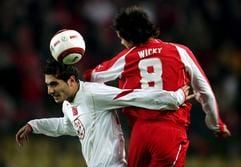 Raphael Wicky (r) und Hamit Altintop (l) im Luftduell (Foto: dpa)