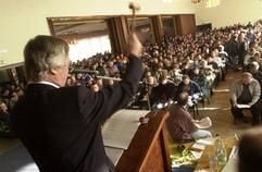 Der Versteigerer Richard Schwarzfischer versucht am Samstag (01.02.2003) während der Versteigerung bei Simson Suhl, rund 700 Einzelposten an den Mann zu bringen. Das gesamte Inventar des insolventen Suhler Zweiradhersteller Simson kam unter den Hammer. Darunter viele Werkzeugmaschinen, Ausrüstungen und Kleinkrafträder. Verschiedenste Investoren hatten es auch trotz großer finanzieller Unterstützung durch den Freistaat Thüringen in den letzten Jahren nicht geschafft, die ehemals beliebten Zweiräder auf dem deutschen und internationalen Markt erfolgreich zu plazieren. Die Chancen für eine Zukunft des insolventen Zweiradherstellers Simson Suhl sind damit definitiv zerplatzt. «Es gibt keine Chance mehr», sagte Bernd Franke aus Zwickau als Sprecher einer Investorengemeinschaft gegenüber der dpa. (Foto: dpa)