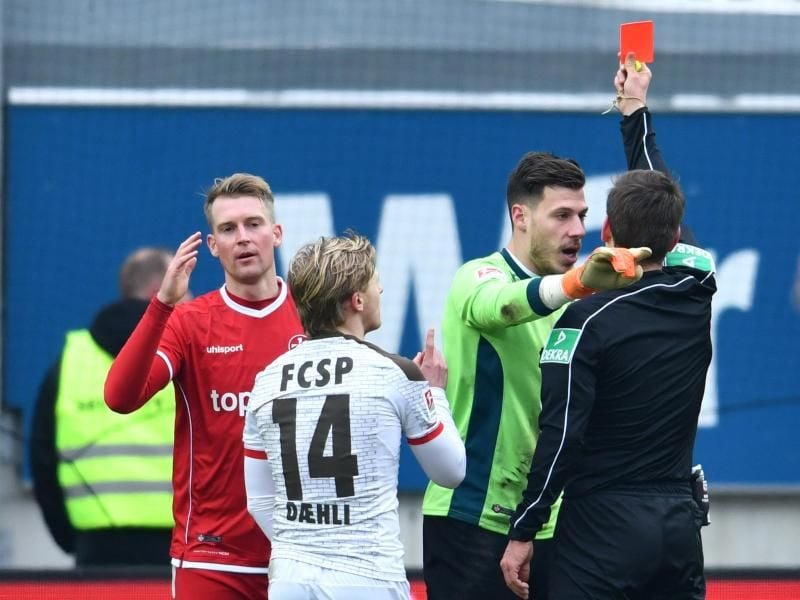 Der Schiedsrichter zeigt Lauterns Jan-Ingwer Callsen-Bracker (l.) die rote Karte. Foto: Uwe Anspach