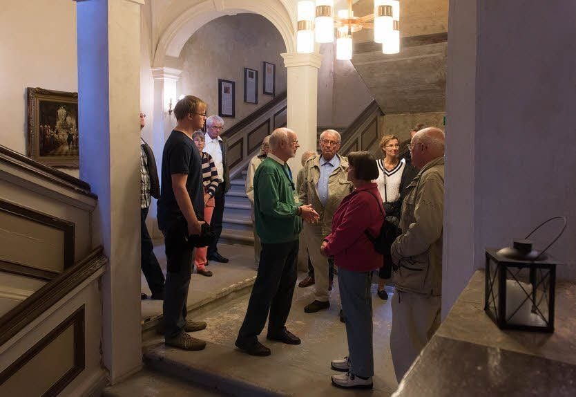 Wolfgang Hage (M.) führt Besucher regelmäßig durch das Schloss.