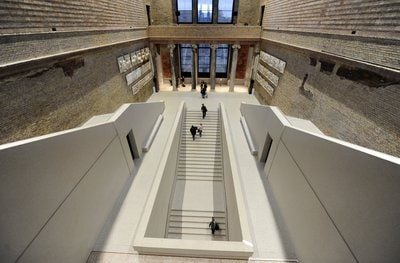 Die Treppenhalle im Neuen Museum in Berlin (FOTO: DPA)