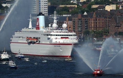 Das Kreuzfahrtschiff «MS Deutschland» kommt in Hamburg mit mehr als 200 deutschen Teilnehmern der Olympischen Spiele 2012 an Bord im Hafen in Hamburg an. Kapitän Jungblut verlangt von seinem ehemaligen Arbeitgeber die Wiedereinstellung.