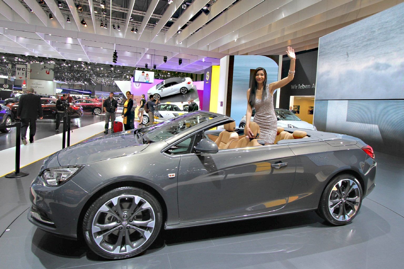 Opel zeigt mit dem Cascada ein elegantes viersitziges Cabrio, das sich technisch vom Astra ableitet.