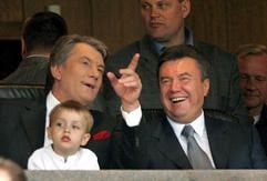 Männer beim Fußball: Staatspräsident Viktor Juschtschenko (l.) und Ministerpräsident Viktor Janukowitsch sitzen beim Finale zwischen Dynamo Kiew und Schachtjor Donezk im Stadion. (Foto: dpa)