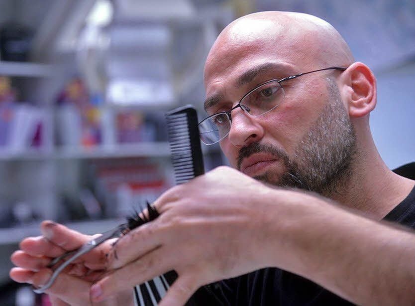 Während seines Praktikums in einem Aschersleber Friseursalon hat Ghazwan mit seinen Fähigkeiten überzeugen können und wird nun fest angestellt.