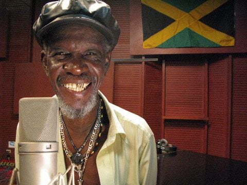 Stranger Cole in einer Szene des Films «Rocksteady». In den 1960er Jahren entwickelte sich der Musikstil Rocksteady auf der karibischen Insel aus dem Ska. (FOTO: DPA)