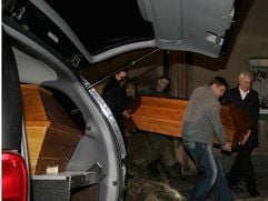 Mitarbeiter eines Bestattungsunternehmens und Polizeibeamte tragen am 08. April 2008 in Westerhausen einen Sarg aus einem Wohnhaus. (Foto: ddp)