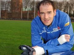 Extremsportler Joachim Stoltenfeld lehnt in Lübeck vor Beginn Weltrekordversuchs im Autoschieben auf der mit einem Unicef-Logo bedruckten Motorhaube. (Foto: dpa)