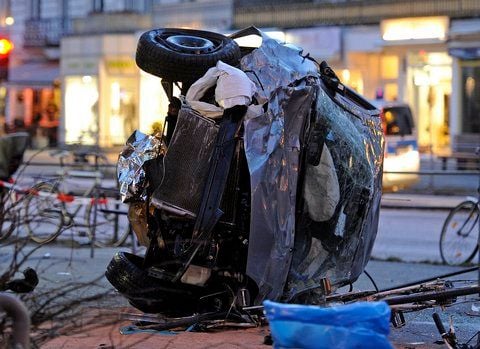 Ein Pkw liegt auf einem Fußweg im Stadtteil Eppendorf in Hamburg. Der Wagen war nach einem Zusammenstoß auf den Fußweg geschleudert worden. Bei dem Unfall starben drei unbeteiligte Menschen, neun weitere wurden verletzt. (FOTO: DPA)