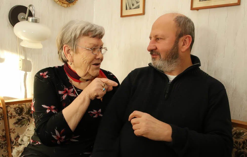 Charlotte Liebetanz und ihr Nachbar Peter Kreft diskutieren über die Hausarztmisere. Beide wissen nicht, wie es ab Ende März weiter gehen soll, wenn ihre langjährige Ärztin in den Ruhestand geht.
