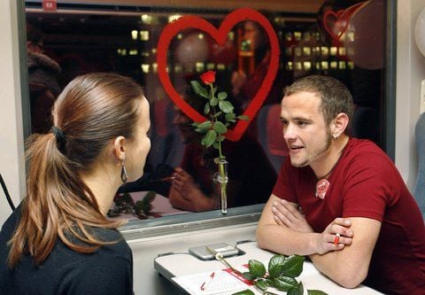 Singles unterhalten sich im Nürnberg-München-Express eine Rose während der Singleparty mit dem Motto Flirten bei Tempo 200. Während der dreistündigen Hin- und Rückfahrt zwischen Nürnberg und München besteht für die 64 Teilnehmer in zwei Altersgruppen die Möglichkeit sämtliche Flirtpartner kennenzulernen. (FOTO: DPA)
