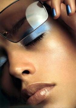Lipgloss ist neben Kajal und Mascara ein "Must".
