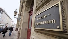 Das Fichte-Gymnasium mit einem Schild am Mittwoch (06.12.2006) in Karlsruhe. Nach einem angekündigten Amoklauf an einer Schule in Baden-Württemberg ist das Fichte-Gymnasium geschlossen worden. (Foto: dpa)