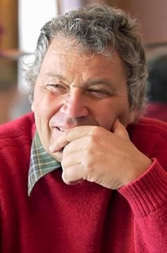 Kabarettist Gerhard Polt, aufgenommen in Fürth (Foto vom 04.02.02). Polt meldet sich zurück auf der Leinwand. 13 Jahre nach seinem Film «Herr Ober» bringt der Münchner Kabarettist seine Historien-Satire «Germanikus» ins Kino. Polt gibt darin einen listigen Sumpf-Bavaren, der als Sklave in die Ewige Stadt verschleppt wird und es dort zum Kaiser des Römischen Reiches bringt. (Foto: ddp)