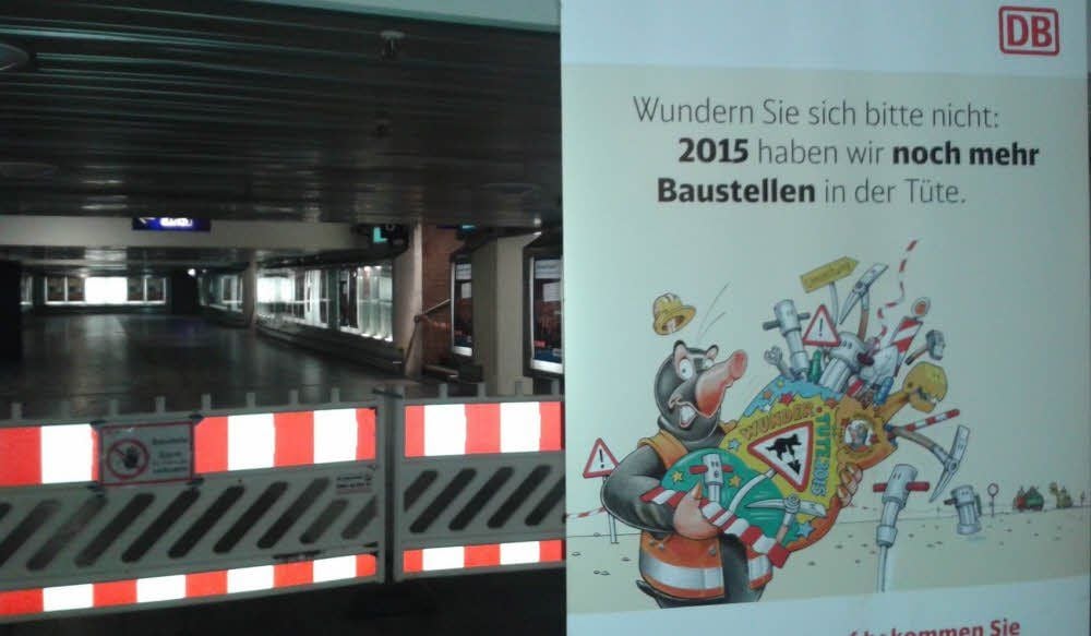Mit einem Maskottchen namens „Max Maulwurf“ wirbt die Bahn um Verständnis für Bauarbeiten, hier am gesperrten Bahnhofstunnel in Halle. Viele Pendler dürften das mittlerweile nicht mehr lustig finden.