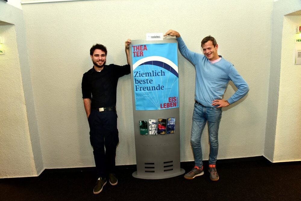 Theater Eisleben: Julius Christodulow (links) und Oliver Beck spielen die Hauptrollen in „Ziemlich beste Freunde“.