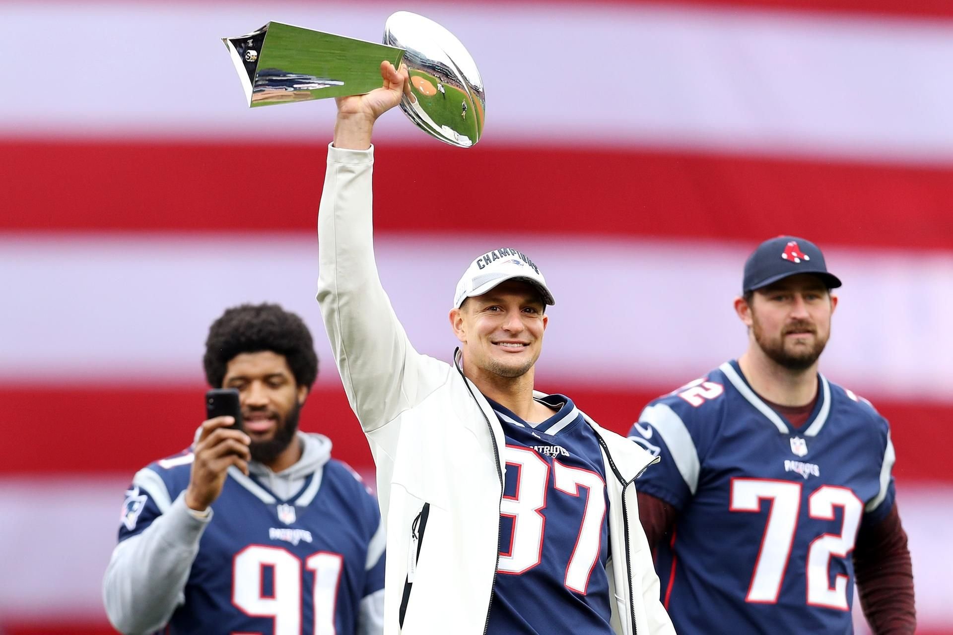 Rob Gronkowski streckt den Super-Bowl-Pokal in die Luft.