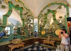 Eine Besucherin fotografiert in Dresden das Silbervergoldete Zimmer des Historischen Grünen Gewölbes (Foto: dpa)