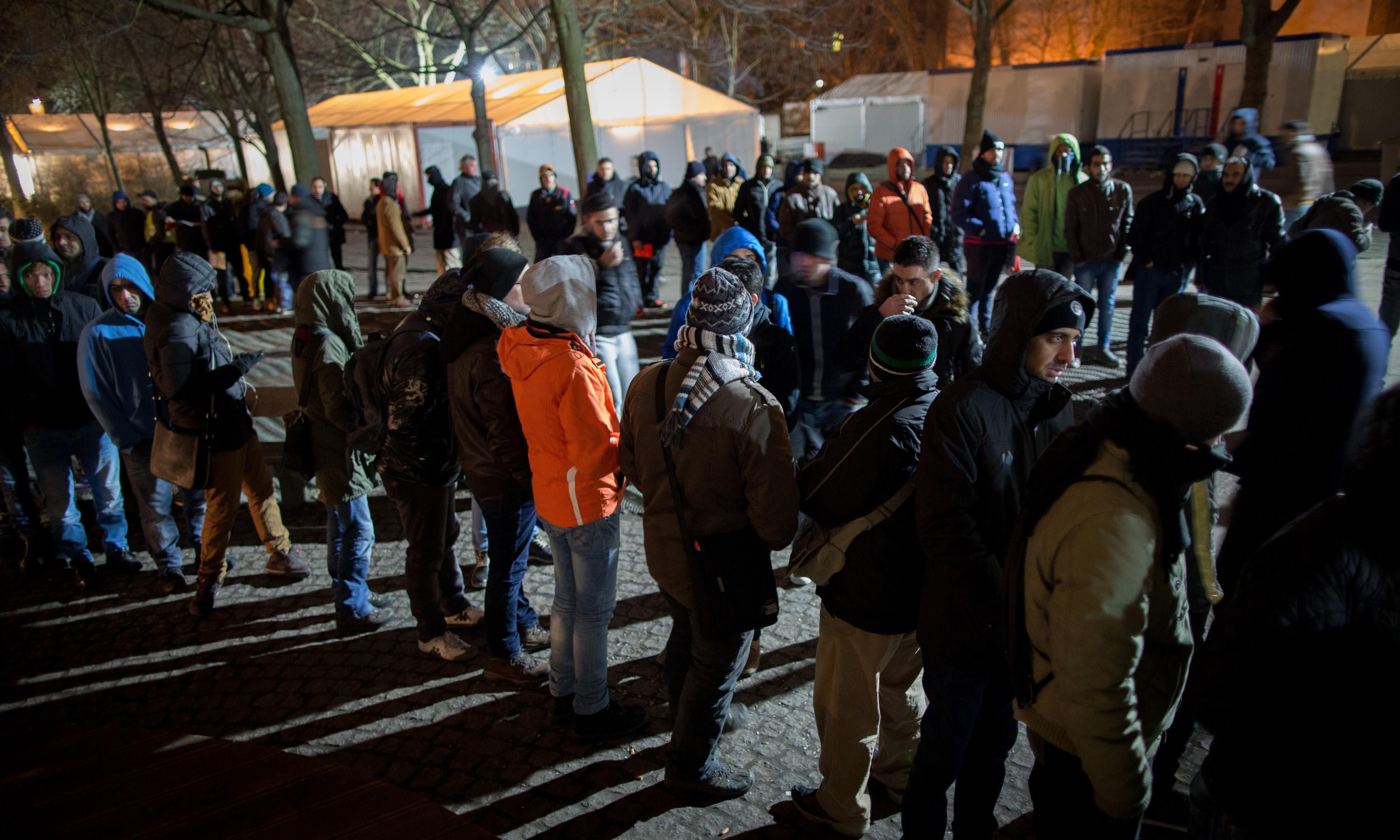 Flüchtlinge warten am 16.02.2016 in Berlin vor dem Landesgericht für Gesundheit und Soziales.