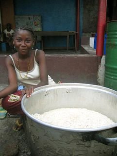 Ein Mädchen kümmert sich um das Abendessen in einem Heim für ehemalige Straßenkinder in Kinshasa. (Foto: dpa)